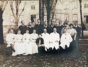Personalet ved Kristiania Fødselsstiftelse i 1906. Foto:Oslo museum