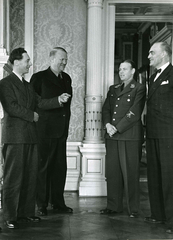 Gulbrand Lunde, Vidkun Quisling, Rolf Jørgen Fuglesang og Kjeld Stub Irgens(?). Foto: Statsarkivet.