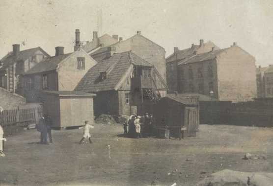 Barn leker i Smedgata på Enerhaugen i 1910.