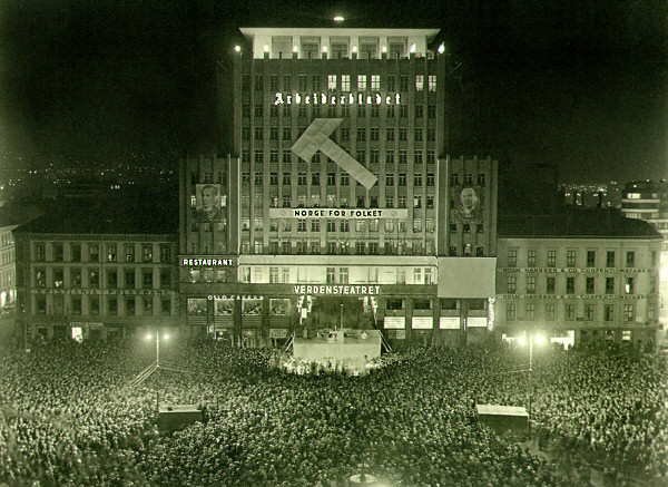 Arbeiderpartiets valgmøte på Youngstorget kvelden før stortingsvalget i 1936. Foto: Arbark.