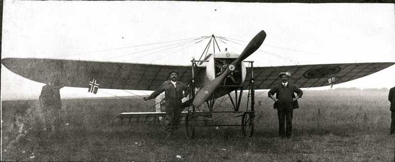 Mekanikeren ved Tryggve Gran's fly i Cruden Bay 1914. Norsk teknisk museum: cc-by-nc-sa.