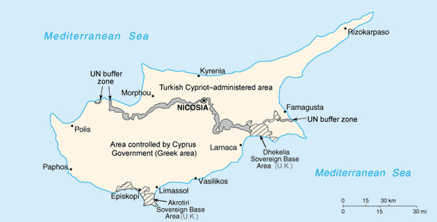Kart 2: Kypros etter krigen i 1974. Den grå linjen er FNs buffersone som skiller øya i to. Kilde: Wikimedia Commons www.commons.wikimedia.org/wiki/File:Cyprus_map.gif.