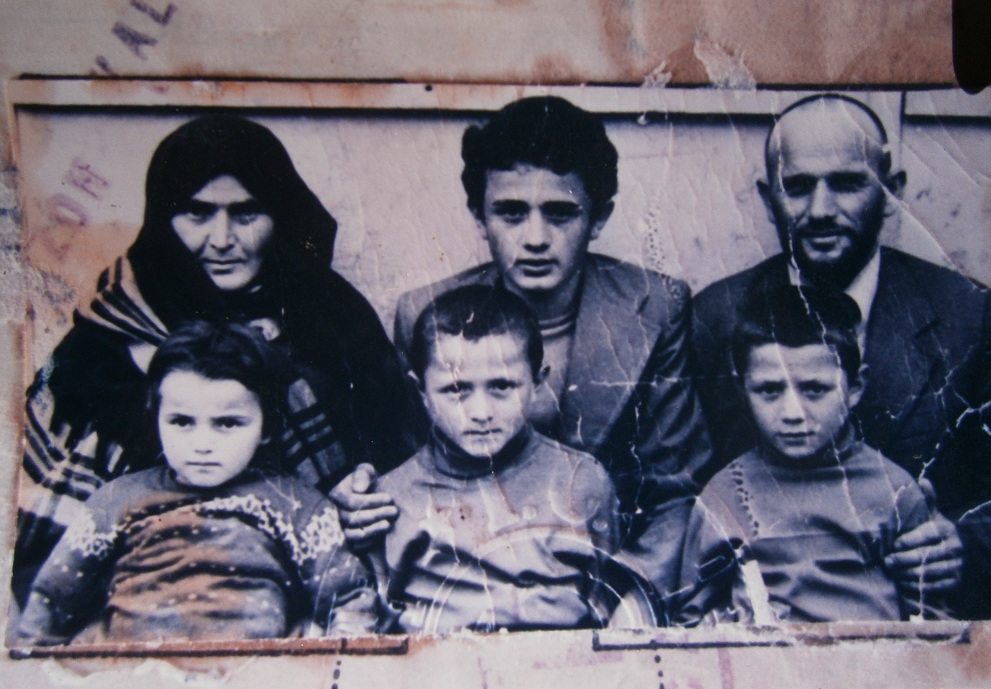 Bilde 1: Familien Suiçmez. Bilde fått av og brukt med tillatelse av Yusuf Suiçmez (nederst til høyre).