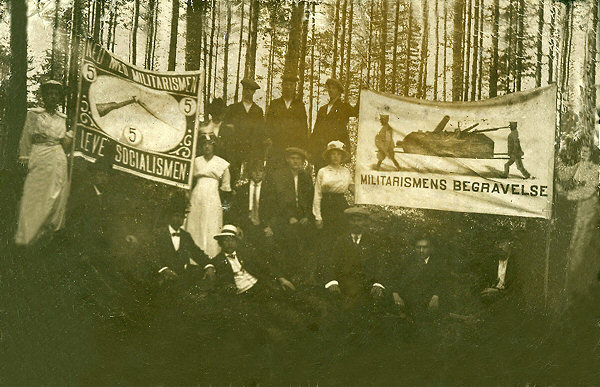 Bildet er fra den antimilitaristiske 17. mai-demonstrasjonen på Rjukan i 1914. Foto: Arbark