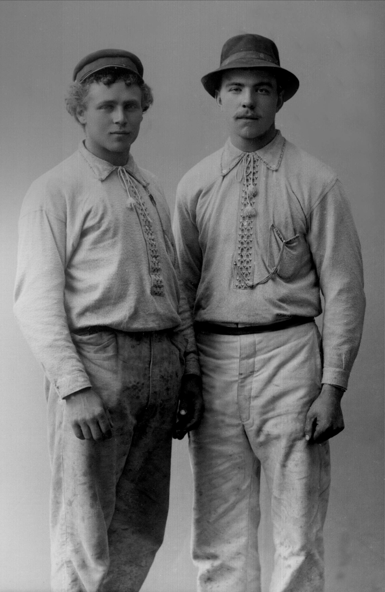 To unge svensker, trolig murere, hos fotografen i Kristiania i 1898. <br>Foto: Gustav Borgen @ Norsk folkemuseum.