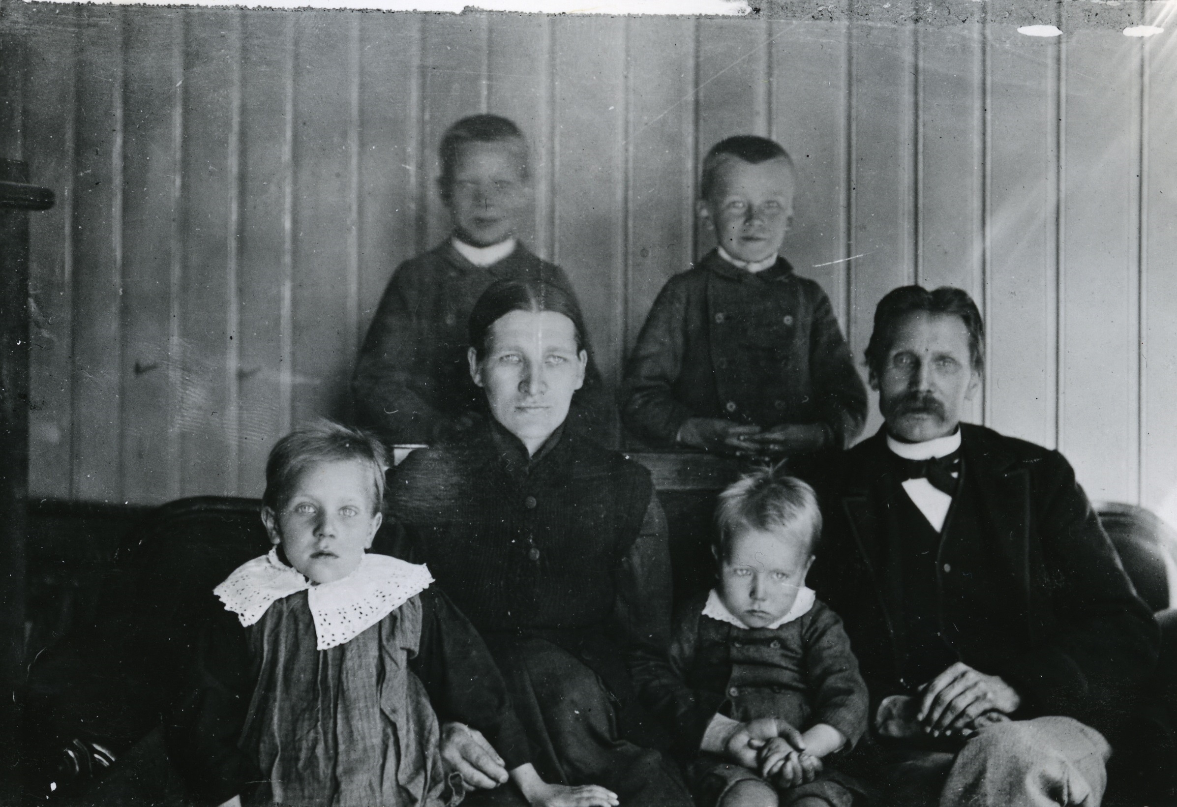 ANTON OG FAMILIEN: BAK STÅR KARL F. 1882 OG OSKAR F. 1885, I MIDTEN ANTONS MOR OG FAR OG FORAN ANNA F. 1887 OG ANTON F. 1890. FOTO: ARBEIDERMINNER, PRIVAT FOTO.