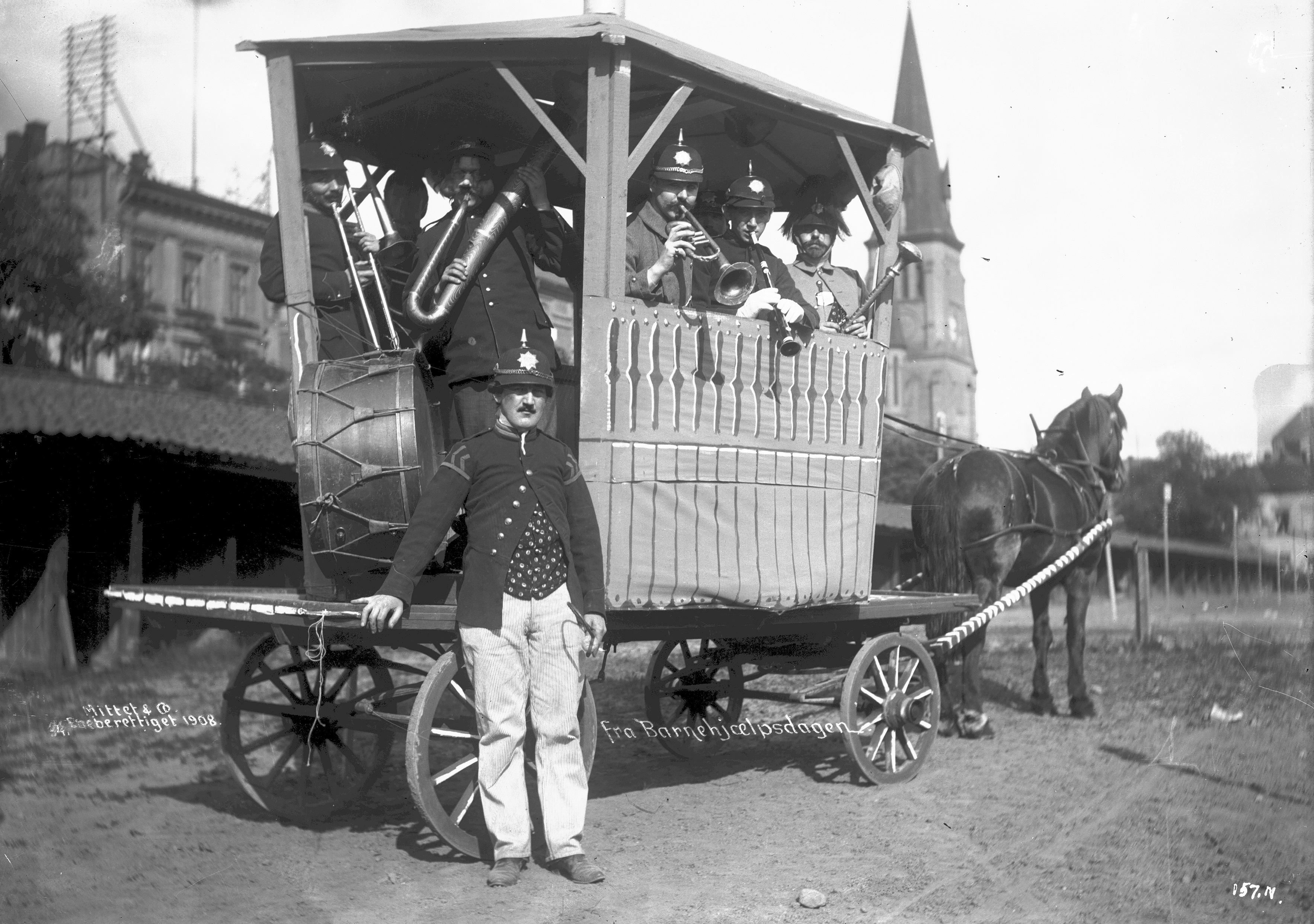 «Musikantene kommer til byen»: Musikere ved Johanneskirken 8. juni 1908, barnehjelpsdagen. Fotograf: Herman Neupert / Oslo Museum OB.Z00382