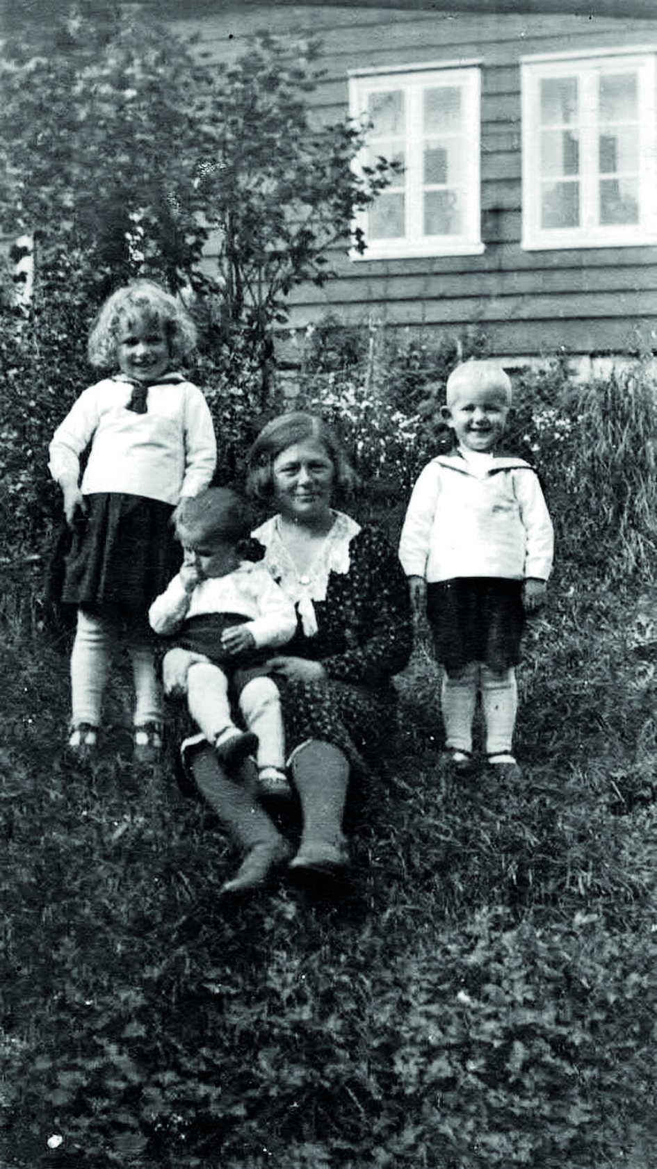 Høgre: Hilda Lunden (fødd 1901) med borna Dagunn (f.1928), Kåre (f. 1930) og Steinar (f. 1931). Foto: Ludvik Lunden 1933.