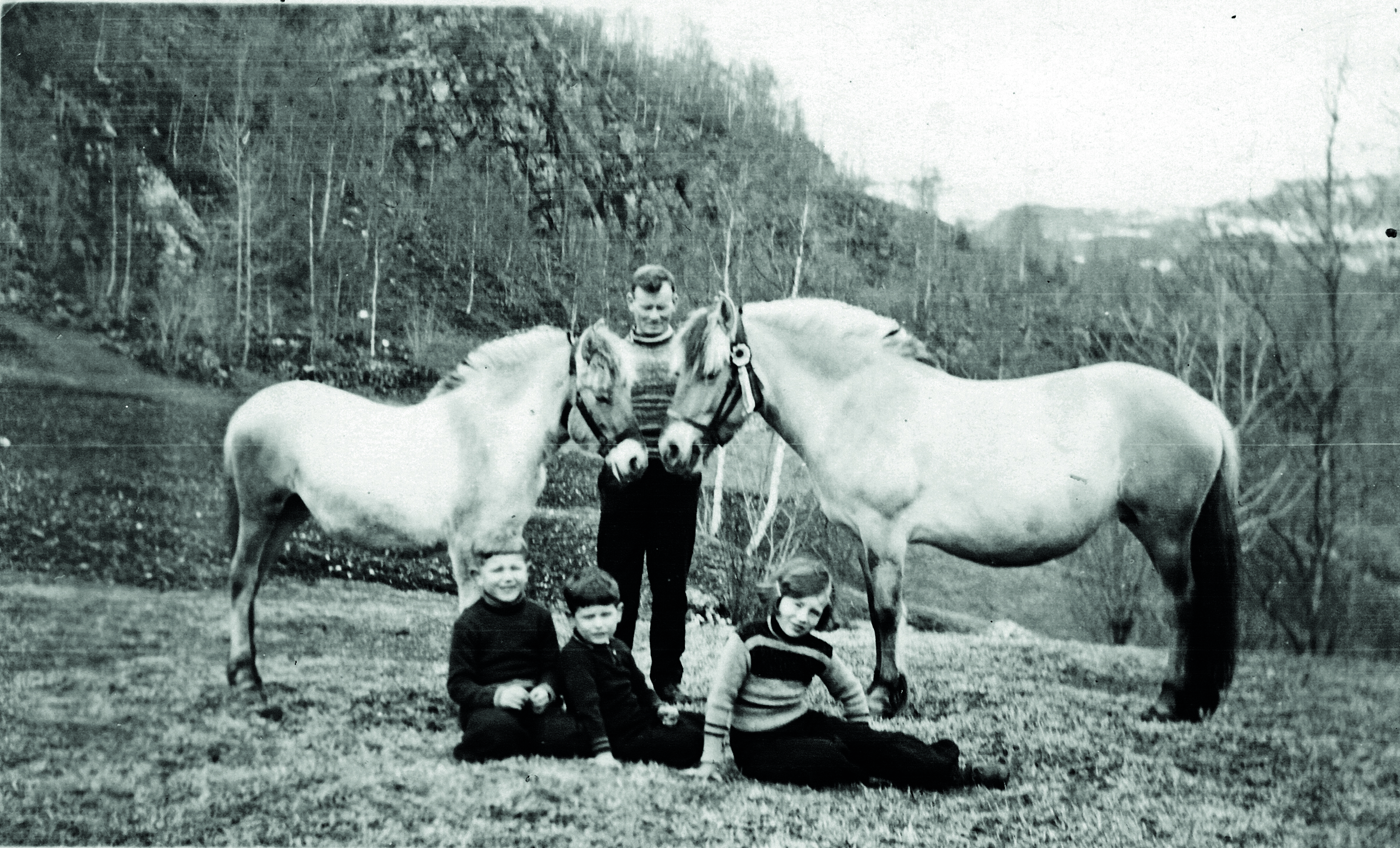 Ludvik Lunden med borna Kåre, Steinar og Dagunn i 1938. Fjordingane er Rosa med følet Rigny. Fotograf ukjent.