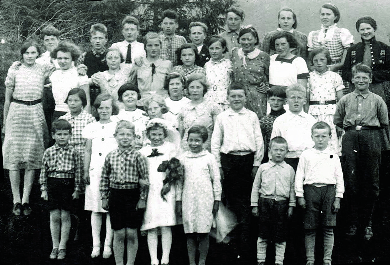 venstre: Jonsokbryllaup på Solhaugane i Naustdal 1939. Det var eit tradisjonelt innslag i midtsommarfeiringa at ungar agerte brudepar. Den krye brudgommen her er Kåre Lunden. Fotograf ukjent. Høgre: Hilda Lunden (fødd 1901) med borna Dagunn (f.1928), Kåre (f. 1930) og Steinar (f. 1931). Foto: Ludvik Lunden 1933.