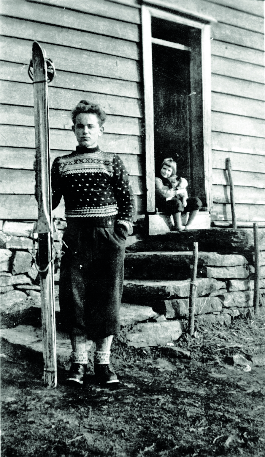 Nye ski med stålkantar. Biletet er teke i 1948. Kåre Lunden med veslesyster Eldrid i bakgrunnen på trappa til våningshuset på heimegarden. Familiefoto.