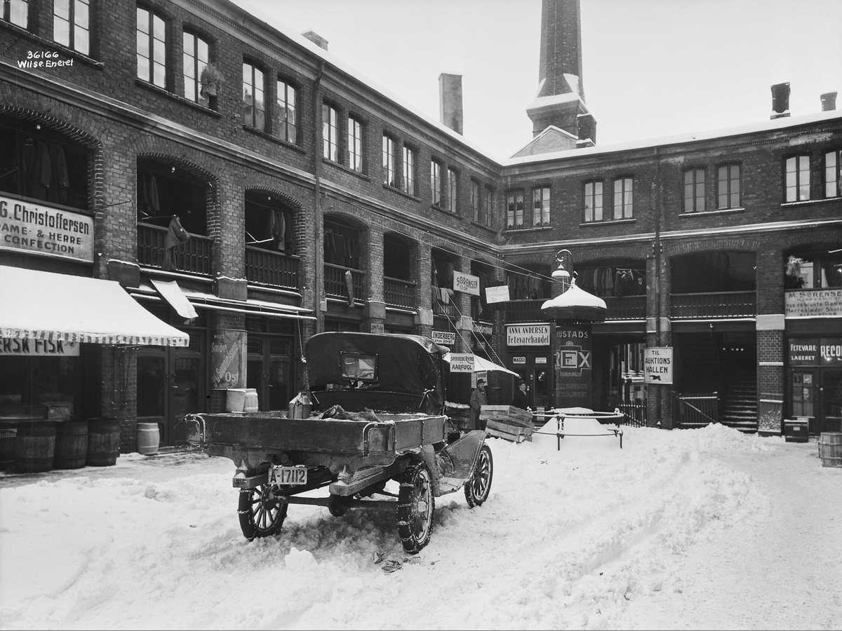 Inne i selve basaren finner vi "M. Sørensen, kjøp og salg af brukte Dame og Herreklæder". Foto Anders Beer Wilse, 1930. 