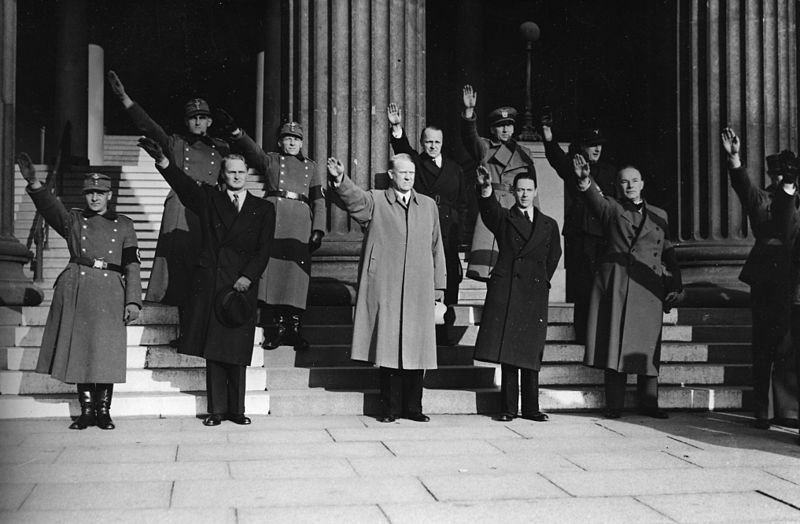 Arbeidstjenestens samling på universitetsplassen 27. oktober 1941. Orvar Sæther står på bakre rad langst mot høyre. Foto: Riksarkivet via Wikimedia commons.