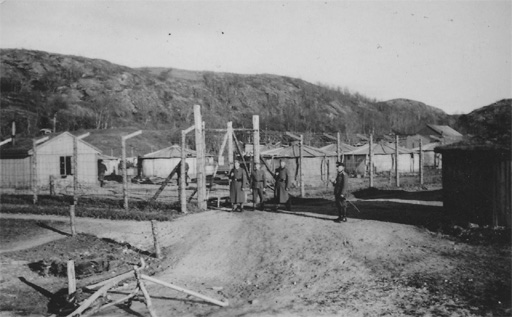 Fangeleir på Seines på Straumøya. (XXX venter fortsatt på klarering av dette bildet. XXX)