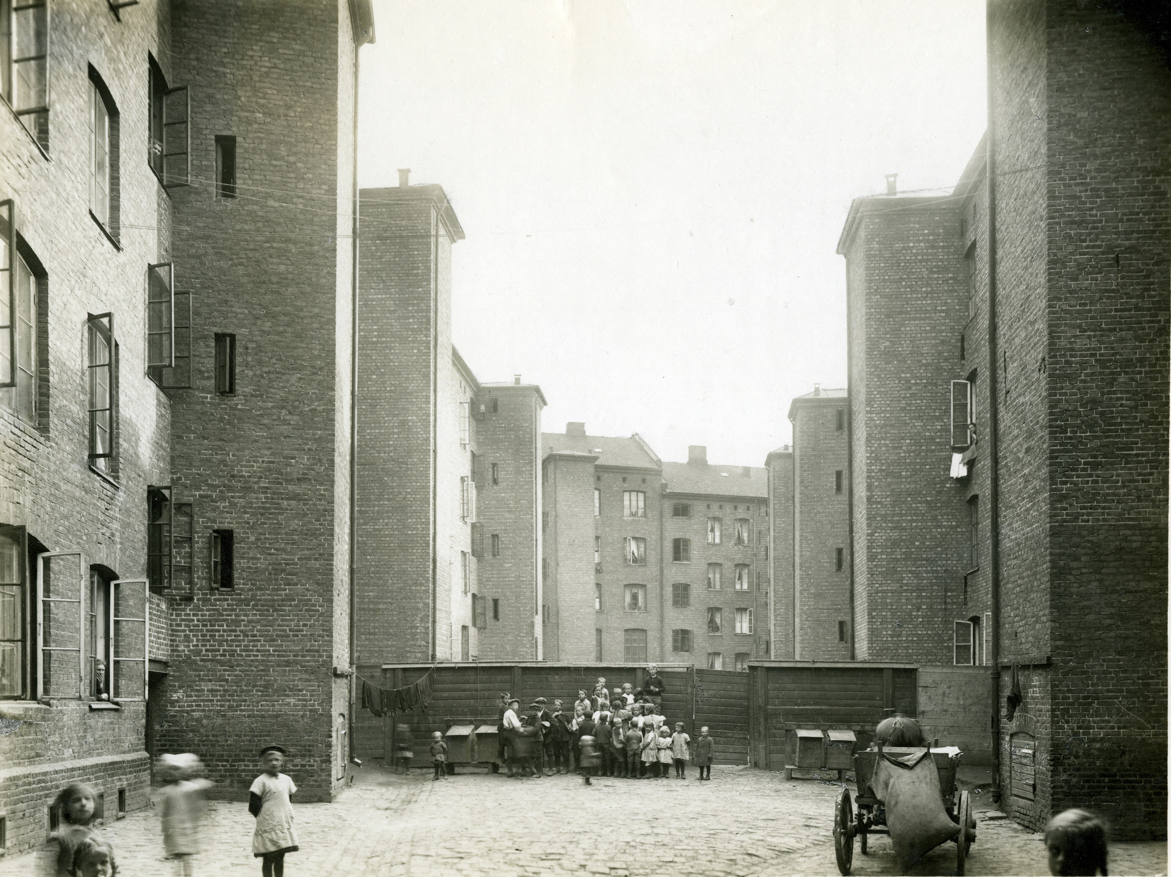 Gråbeingårdene i Lakkegata på Tøyen. På slutten av 1800-tallet ble det bygget store leiekaserner med trange gårdsrom. Fotograf: Anders Beer Wilse. A-10001/Ua/0011/031