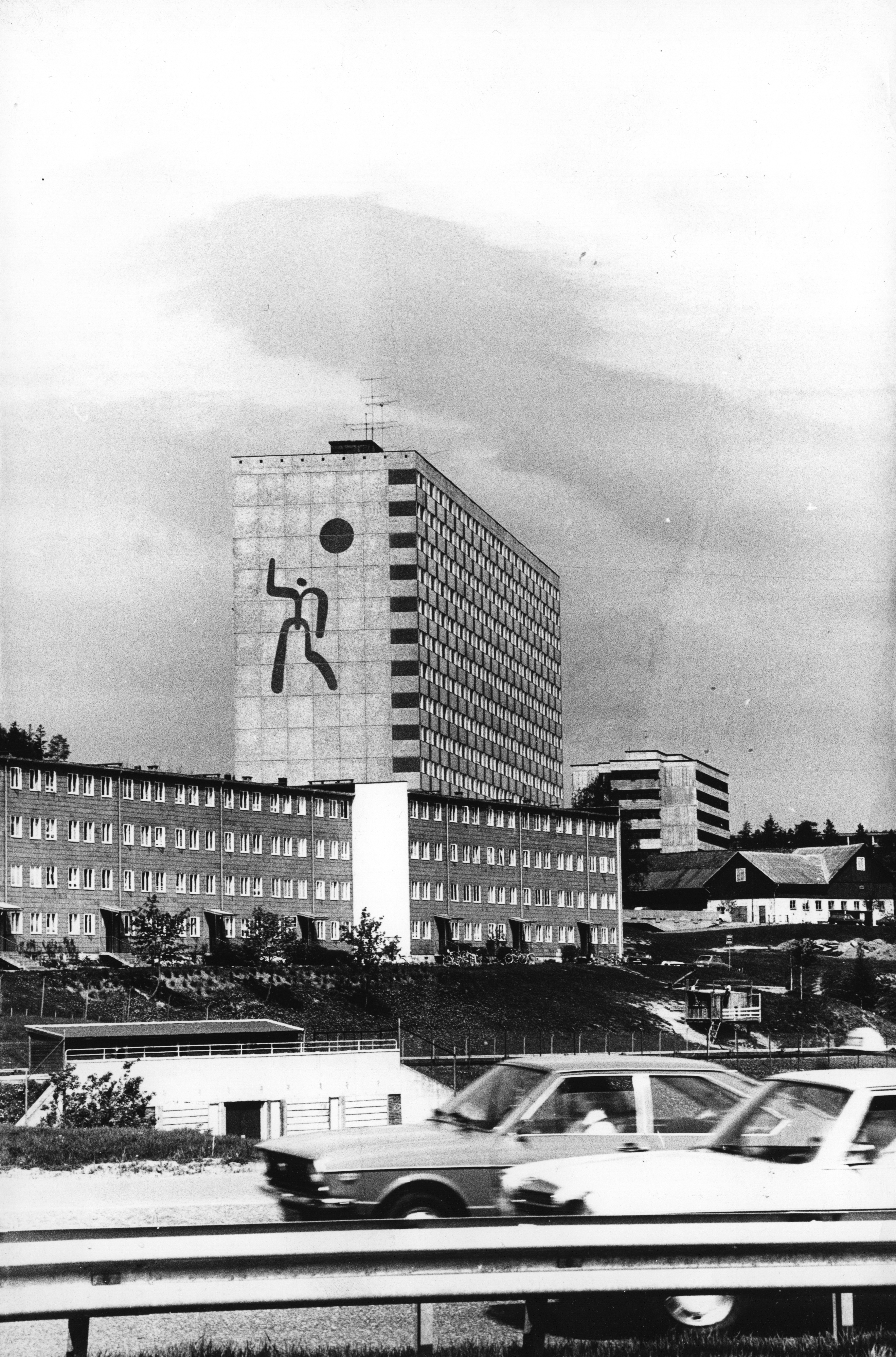 Skiveblokkene i Ammerudlia borettslag, mai 1976. Trondheimsveien i forgrunnen. Fotograf: Åsmund Lindal. A-70013/Un/0001/001