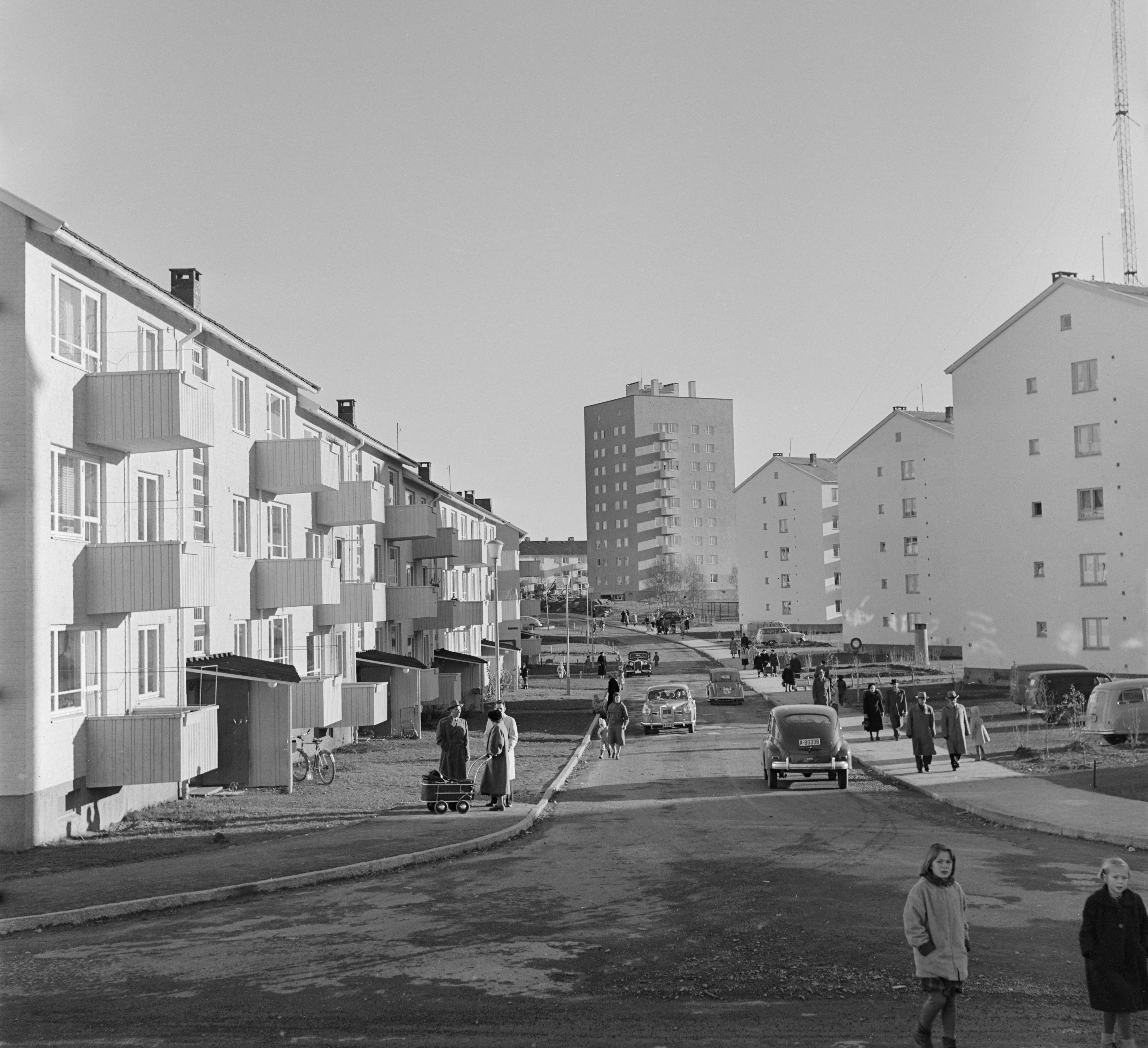 Antenneveien på Lambertseter i 1958. Den høye blokka i bakgrunnen ble kalt for "Gulosten". Fotograf: Leif Ørnelund, Oslo Museum OB.Ø58/2071b