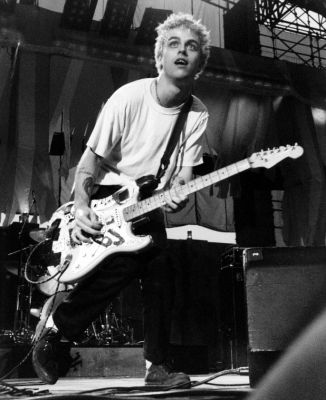 Billie Joe Armstrong fra Green Day på scenen i 1994. Foto: Luisdaniel reyna, wikipedia. 